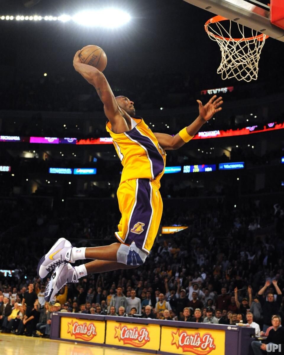 На фото баскетболист Коби Брайант.