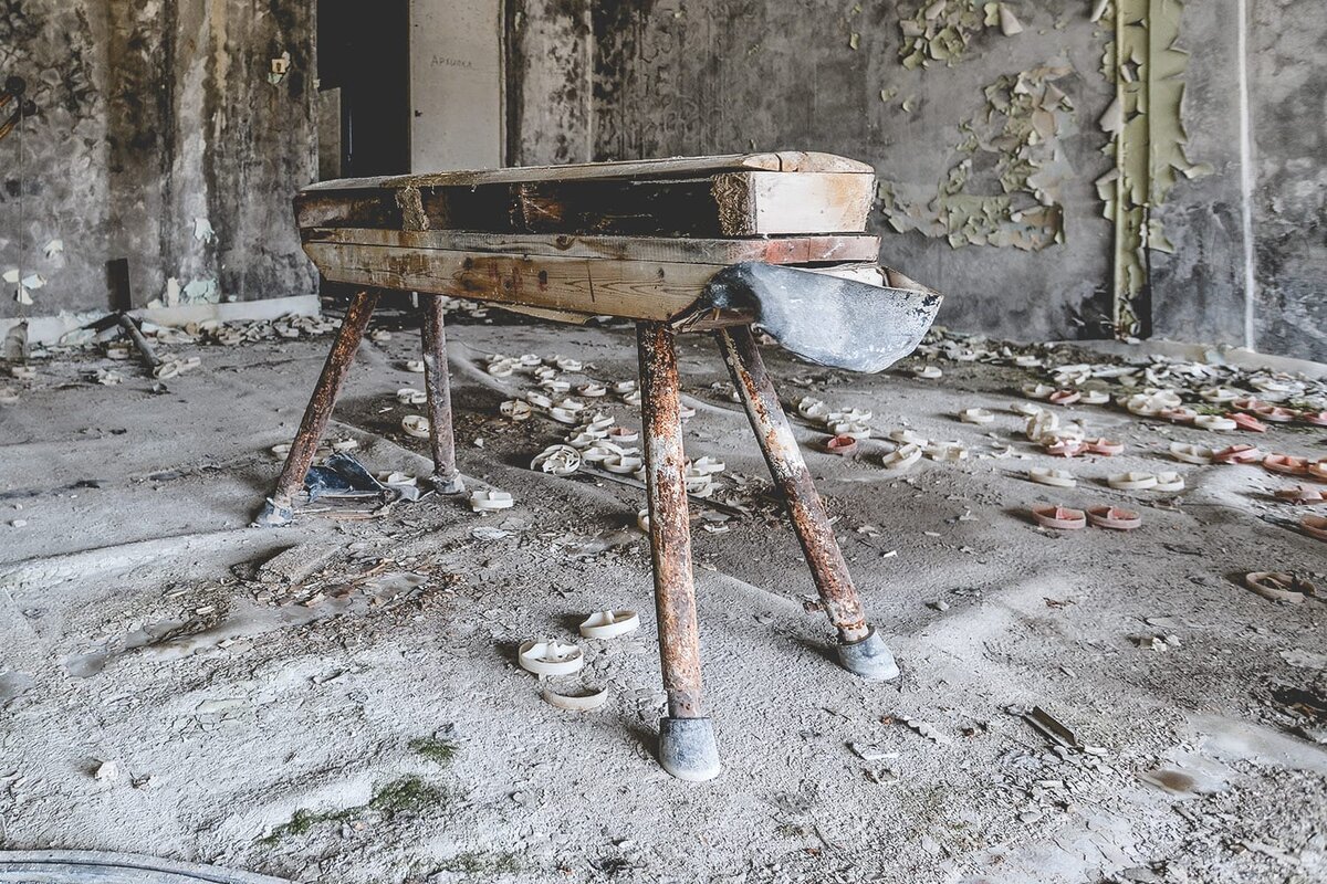 Припять. Украина. Город в Киевской области, покинутый жителями в апреле 1986 года после крупнейшей в мире ядерной аварии, — взрыва реактора на Чернобыльской Атомной электростанции (ЧАЭС). Город-призрак включён в список Всемирного наследия ЮНЕСКО как памятник самой ужасной техногенной катастрофы в истории человечества.Припять находится в 94 км от Киева и в двух километрах от ЧАЭС. Своё название город получил от одноимённой реки, на берегах которой он стоит.  Населённый пункт Припять был основан в 1970 году для проживания людей, занятых строительством и дальнейшим обслуживанием ЧАЭС. Электростанции присвоили имя «Чернобыльская» по названию районного центра. Foto: André Joosse