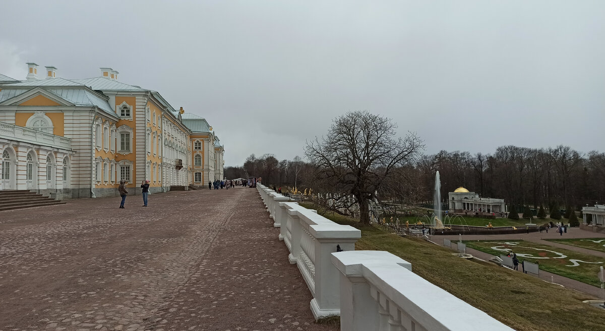 У входа в Нижний парк