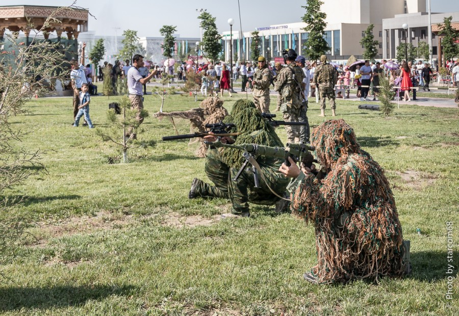 Демонстрация тактических приемов армии Узбекистана. Обратите внимание на маскировочные халаты типа "кикимора" - советское изобретение еще врем 1930-х годов. Здесь "кикимора" не только болотная, но и пустынная.