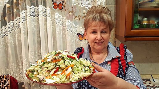 Салат с пекинской капустой и печенью трески