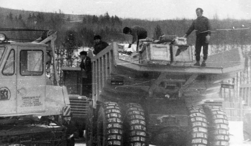 Фото автора с Яндекса. Погрузка машины в городе Усть-Кут.