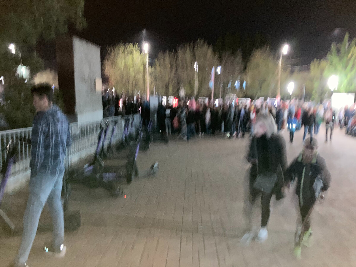 Там, где народ сгрудился, узкая щель для прохода и идет досмотр.