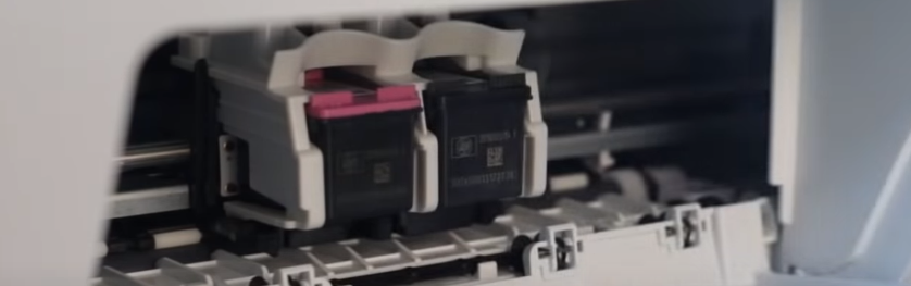 Устанавливаем картриджи обратно в принтер