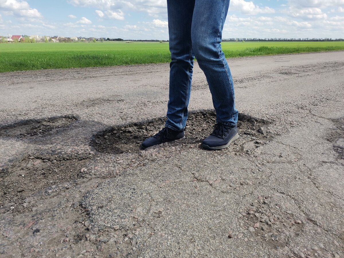 Калач воронежская область канатная дорога. Убитая дорога. Дороги калача. Новая криуша воронежская область. Асфальт в россии.