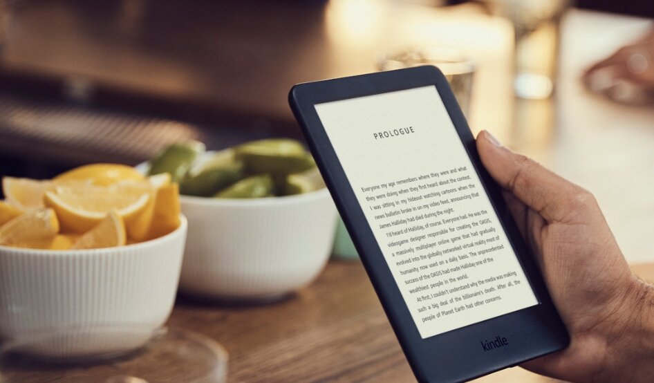 Amazon Kindle Paperwhite – очень хорошая книга для тех, кому не до настроек и хочется читать в любое время дня и ночи. Например, во время длительного перелета, когда выключают свет.