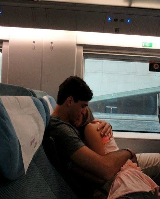 Девушка в электричке