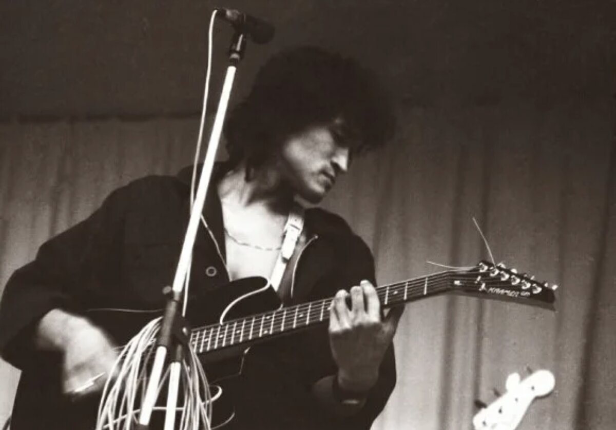 Цой с гитарой 1990. Музыка гитара цой. Вика цой. Музыка гитара цой. Музыка гитара цой.