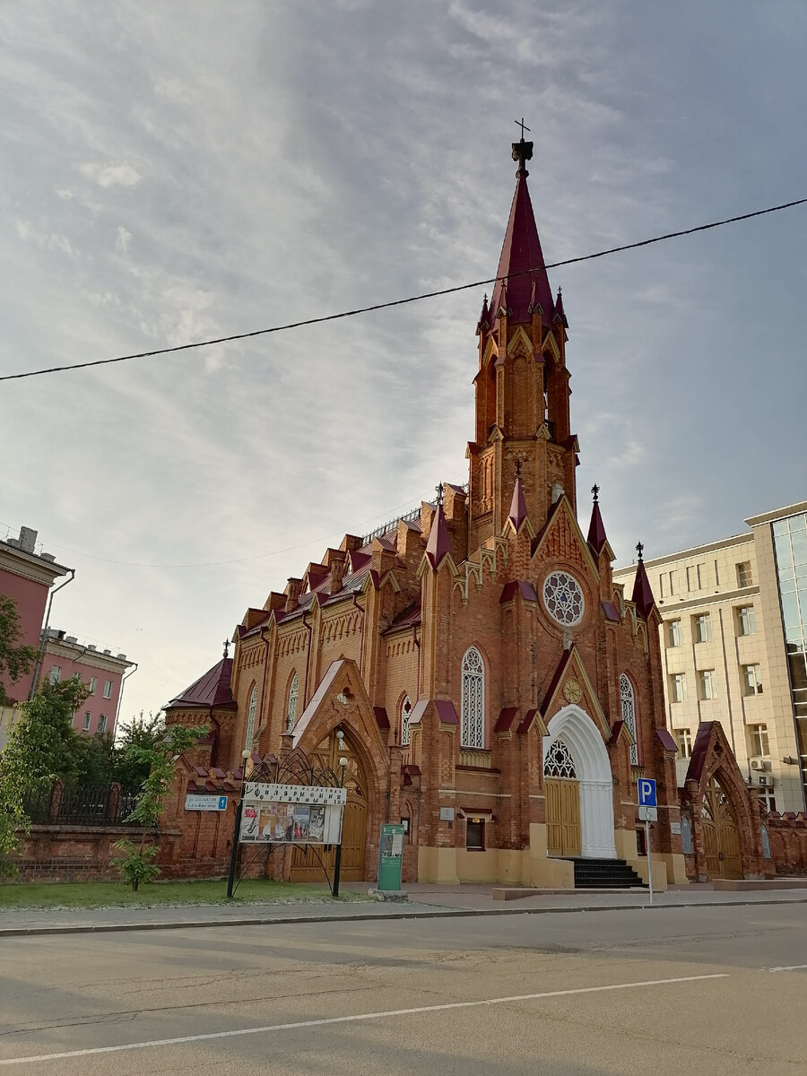 Римско-католический костёл 1881 г. (ул. Сухэ-Батора, 1) Закрыт ещё. Может при возвращении из музея повезет.