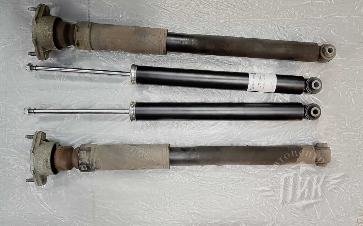 Новые, чистые амортизаторы ждут установки