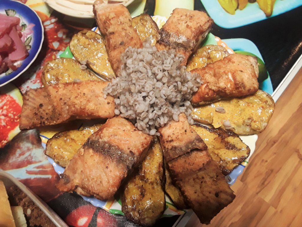 рыба с перловкой и баклажанами