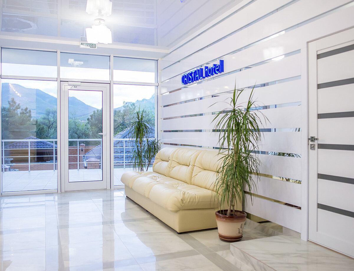 Фойе достаточно просторное. Помимо центрального выхода, есть выход на террасу. Там можно коротать время за столиком, читать журналы, ждать экскурсии и т.д.