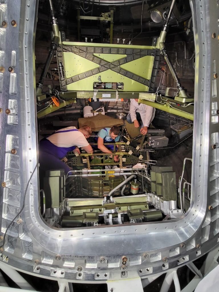 Установка оборудования в капсулу корабля «Орел».