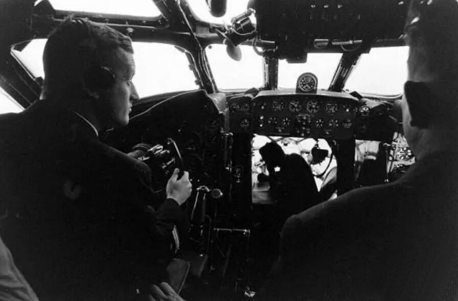 Пилот Гарольд Кузнецов за штурвалом авиалайнера Ту-104