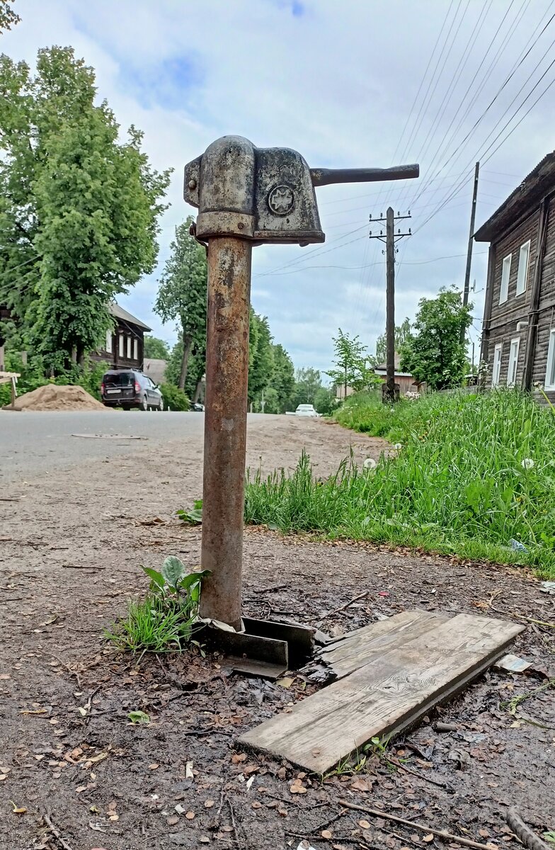 Водоразборная колонка на улице города Слободского