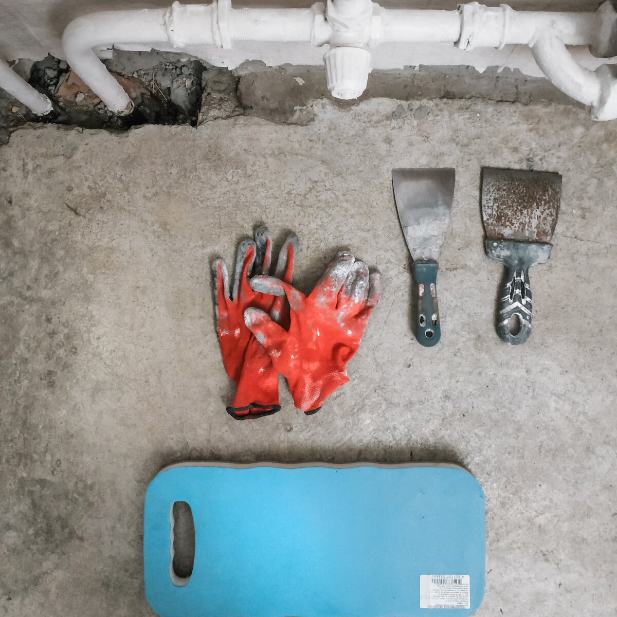 Подготовка к заделке выбоин в стяжке и дырок в бетонной плите.