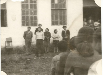 Вдоль стенки администрация школы, где-то здесь и герои нашего рассказа.