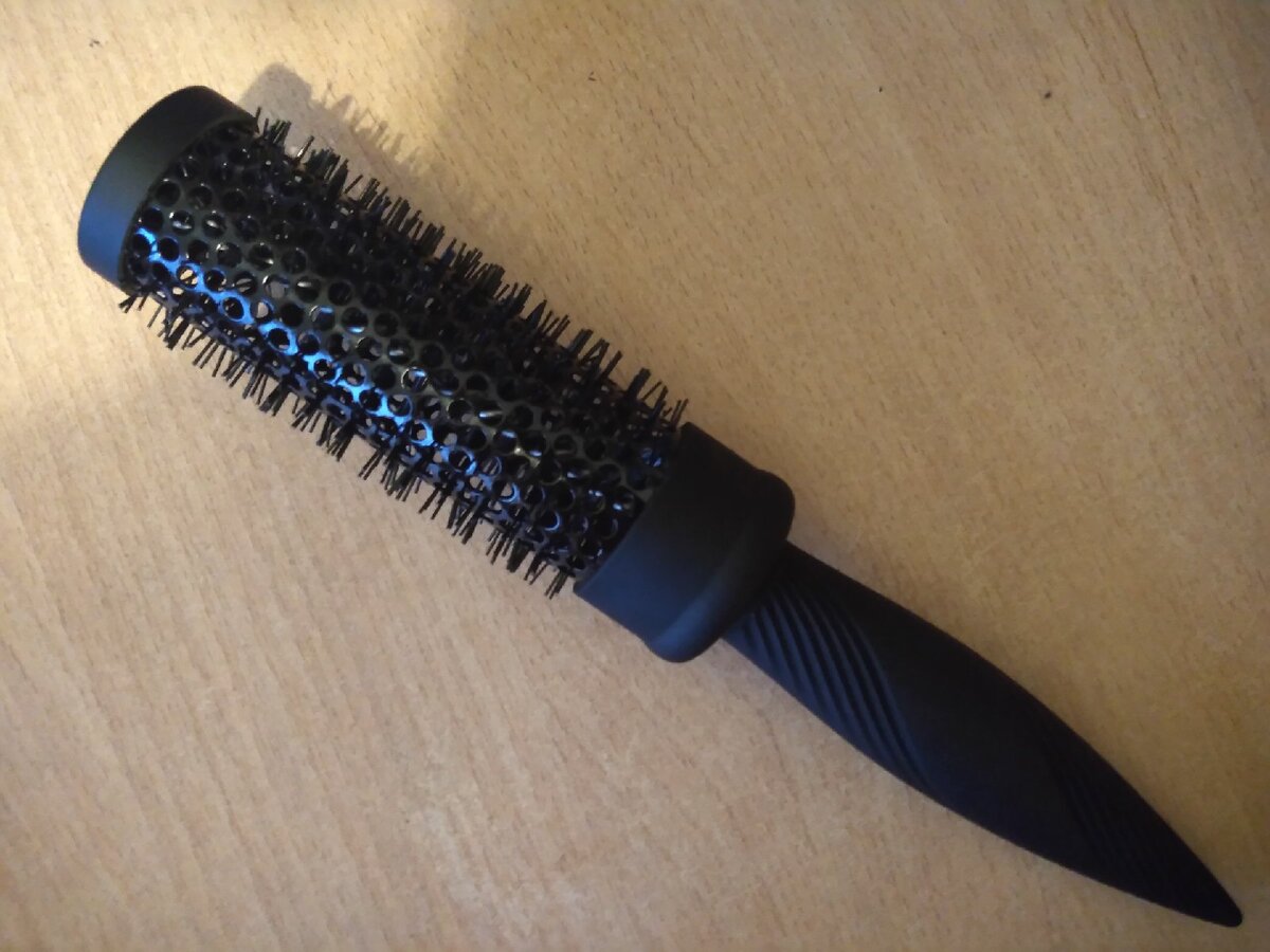 На фото представлена круглая щётка, бывают разных диаметров