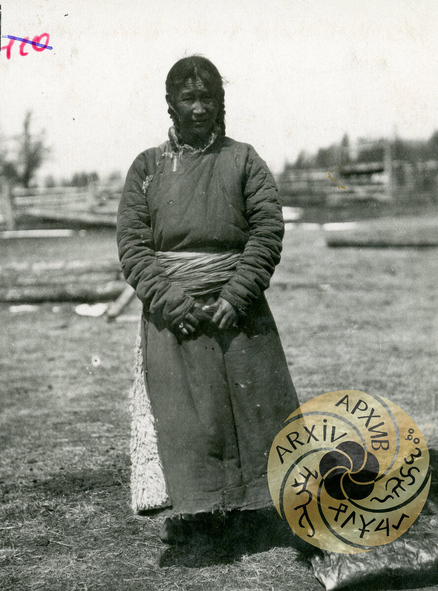 Тувинка в национальной шубе, 1926 г. фото В.П. Ермолаева