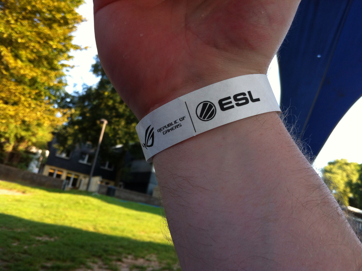 В качестве доказательства, что автор не тролль, он предъявляет эту фотографию