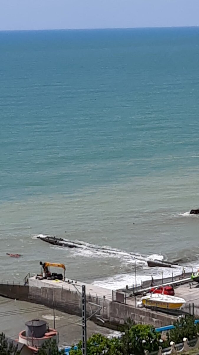 Грязевая линия тянется вдоль побережья от сточных рек, которые вливаются в море. 