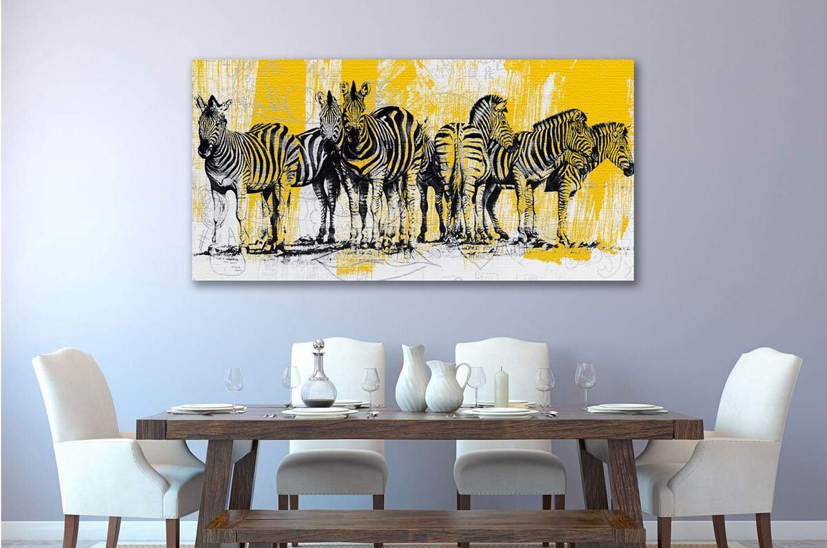 Арт «Зебры» в светлом интерьере ресторана. Источник: https://mymoneyart.ru/collection/zebras/