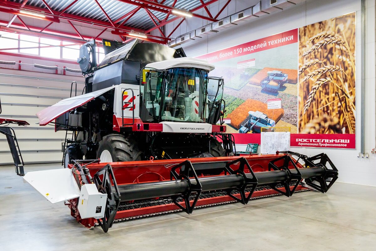 Полноприводный зерноуборочный комбайн ACROS 595 PLUS в павильоне Академии Ростсельмаш