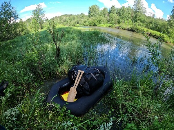 Пакрафтик и деревянные весла. Фото из архива Александра Тикка и Ренаты Химидуллиной