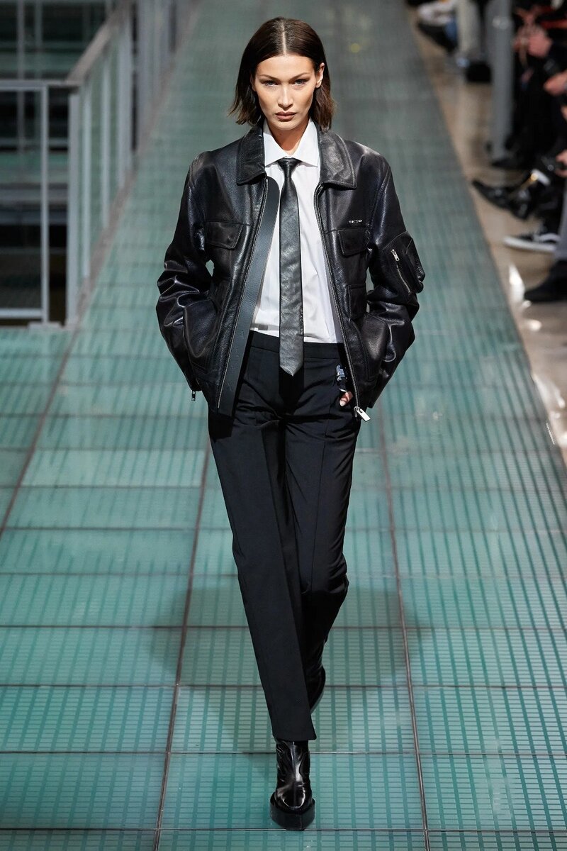 Белла Хадид. Галстук: модный аксессуар или настоящее оружие для эмансипации женщин? 