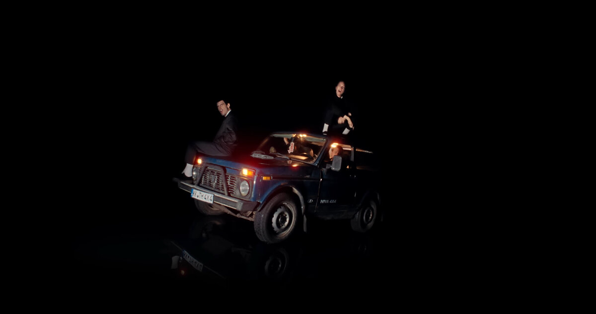 Кадр из видеоклипа Fahr mit mir(4x4)Lada Niva рок-группы Kraftklub, 2022 год
