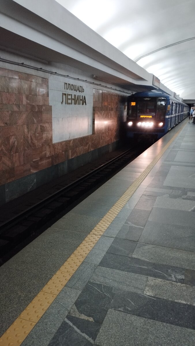 Фото. Станция Минского метро «Плошча Ленiна» (в переводе «Площадь Ленина»).