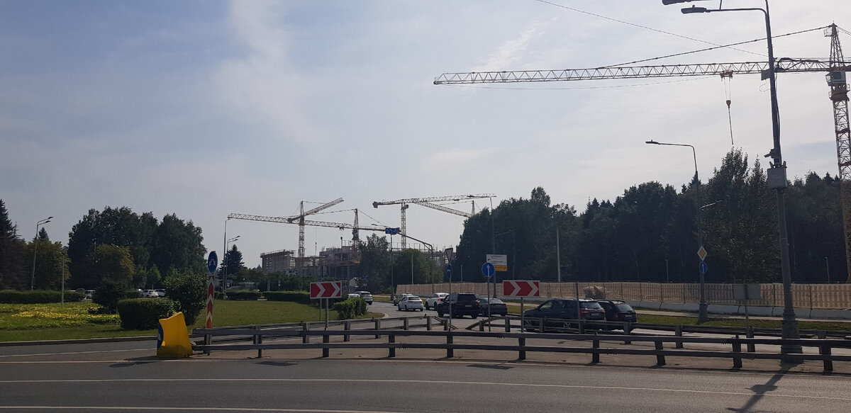 В центре фотографии строительство нового завода, справа башенный кран строит общежитие гостиничного типа. 