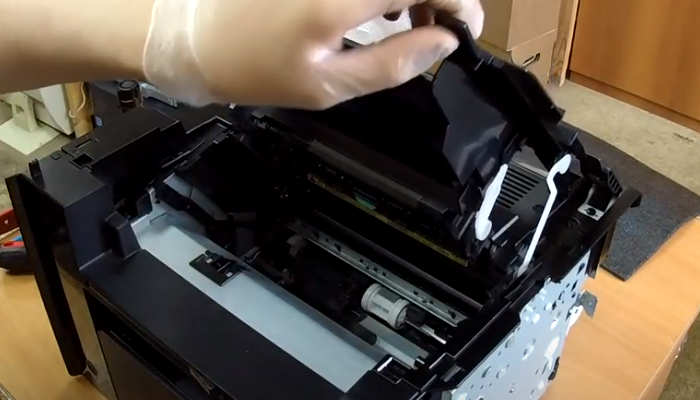 Фото 36.. Расположение винтов, закрепляющих навесы