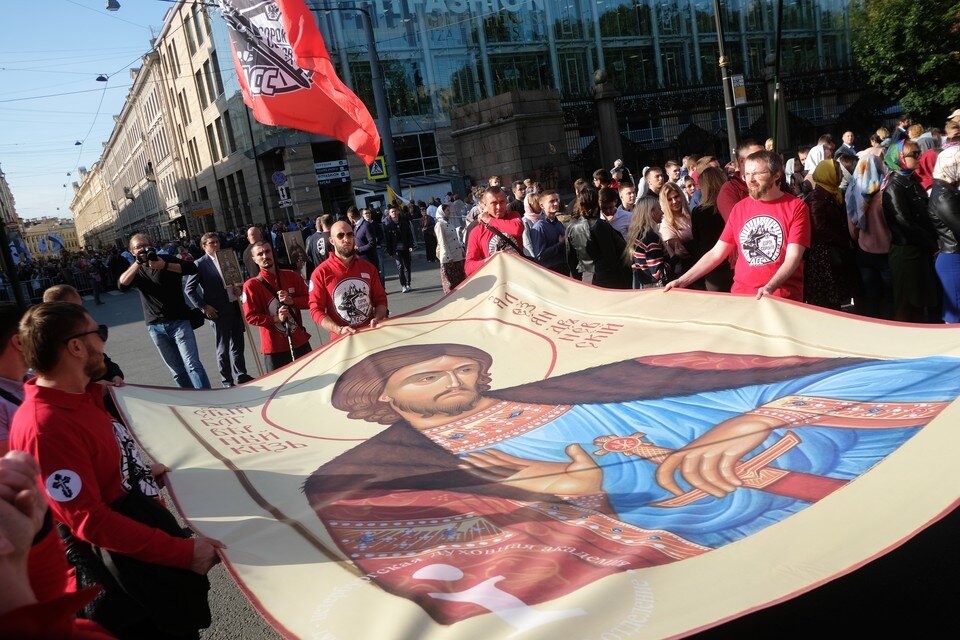     Движение общественного транспорта по Невскому проспекту Петербурга 12 сентября Артем КИЛЬКИН (архив)