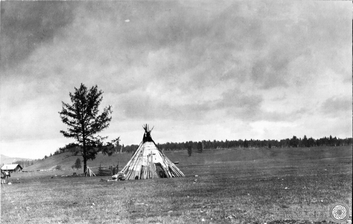 Местность Толбул (Толба). Юрта тоджинца. Тоджинский район, 1915 г., фото из фондов Нацархива РТ