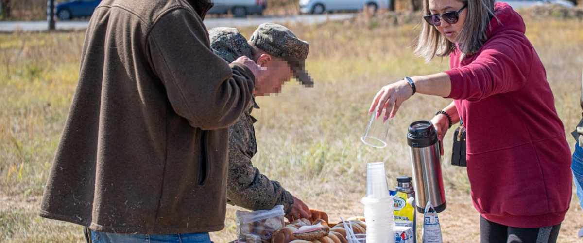 Читинские волонтёры своими средствами и усилиями кормят призывников. Фото: chita.ru