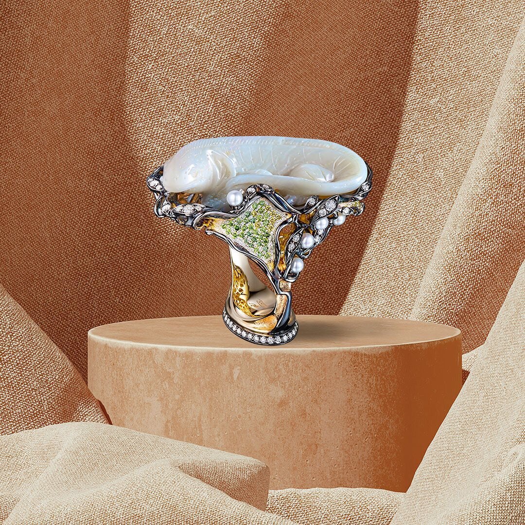 Ювелирный дом RODIS, кольцо "Стихия огня", золото 585 пробы, бриллианты, жемчуг, изумруд, опал. Кольцо "Стихия огня" по праву относится к произведению высокого ювелирного искусства. Здесь огненная Саламандра охраняет тайные знания, которые были оставлены нам нашими предками. Удивительное сочетание драгоценных камней, блеск зеленых, желтых, белых бриллиантов и вручную обработанный опал в центре композиции, сделают Вас настоящим повелителем стихии. С таким украшением можно смело отправляться и в пир, и в мир! Оно не только станет главным ювелирным акцентом, но и Вашим персональным талисманом.