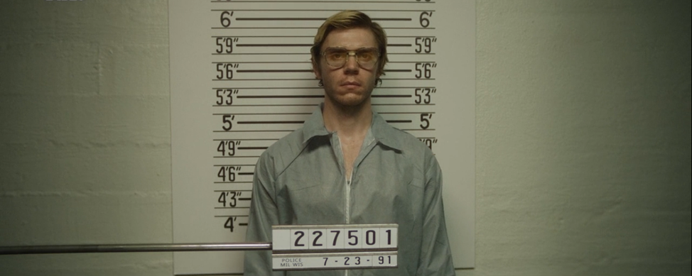 Кадр из сериала: Эван Питерс в роли Джеффри Дамера