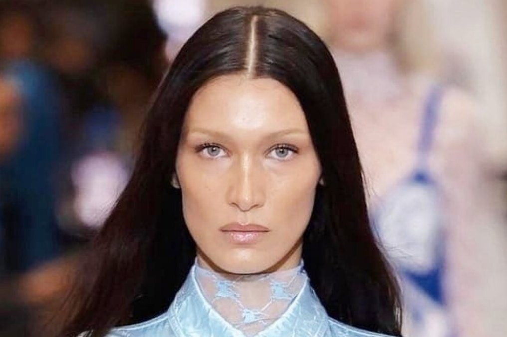     «Твои ноги восхищают!»: самая красивая женщина в пикантном боди на подиуме ошеломила фанатов