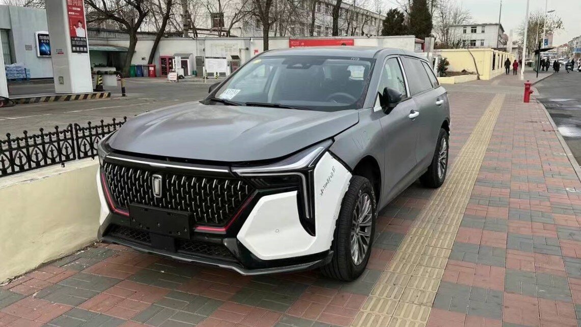 На фото: Новый кроссовер FAW T77