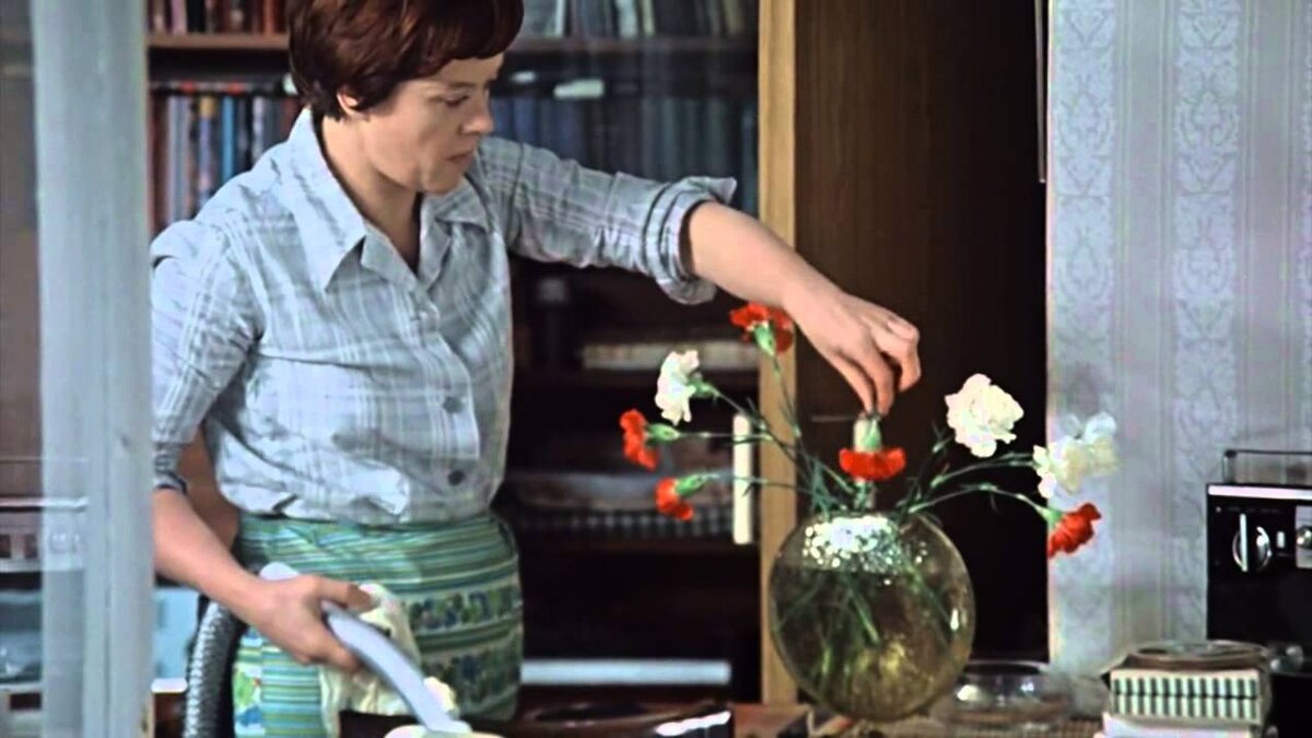 кадр из фильма "Служебный роман"