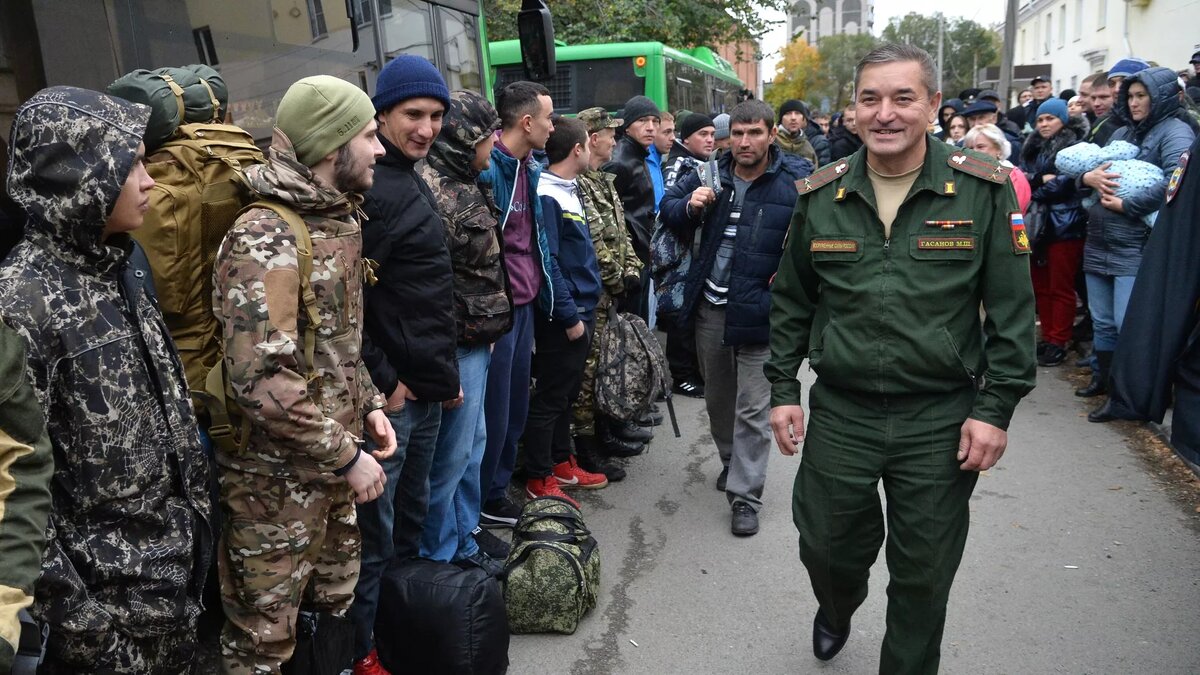Мужчины, призванные на военную службу в ходе частичной мобилизации, у автобуса на территории сборного пункта в Челябинске. Архивное фото