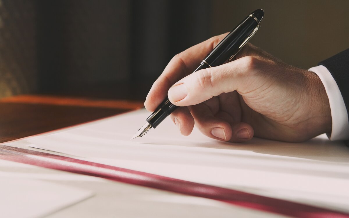В договорах, заявлениях и других документах ставим подпись. Фото из свободных источников Интернета.