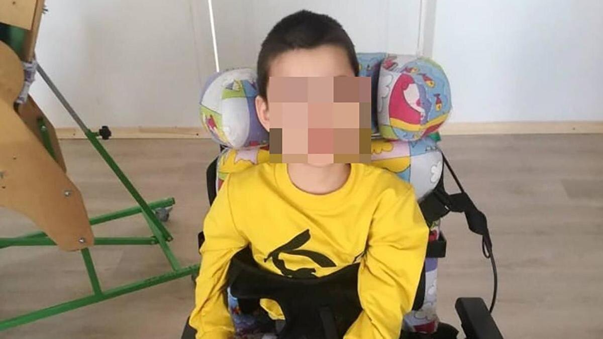    Мальчик сидит в кресле:из личного архива