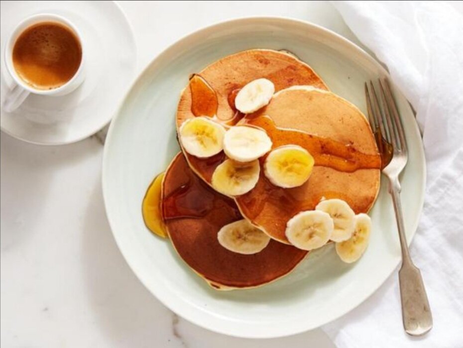 Я бы на этот вопрос ответил бы так: "Большой ошибкой будет не есть перед тренировкой"