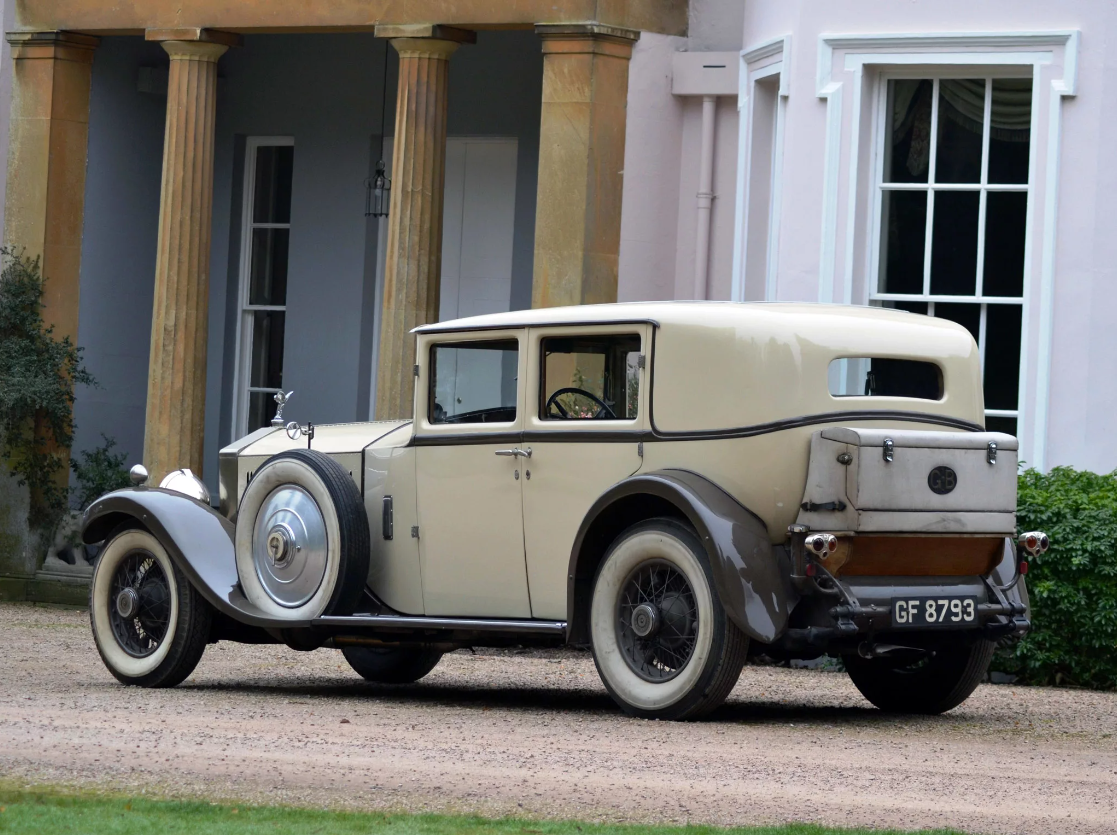 Rolls-Royce Phantom II сзади. Источник фото: automotive-heritage.ru