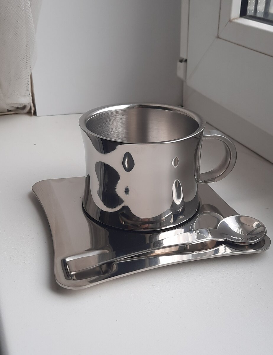 Стальная кофейная пара, новая, лежит лет 15 наверно))). Чашка с другой стороны брендирована названием компании, в объявлении есть указание на это и соответствующее фото. Выставила за 350 руб. Самая моя быстрая продажа за все время - 5 минут после опубликования объявления.