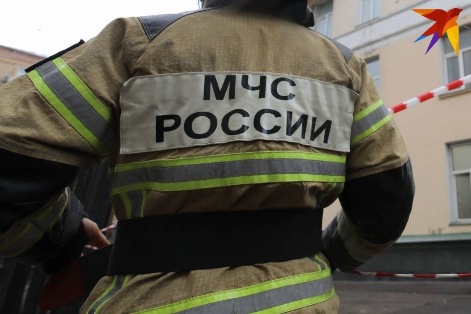     На месте работали шесть пожарных. Андрей АБРАМОВ