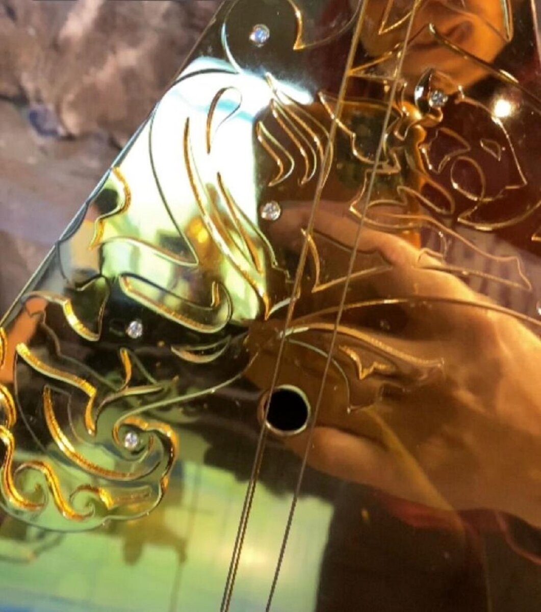    Золотая домбра в Туркестане:Otyrar.kz