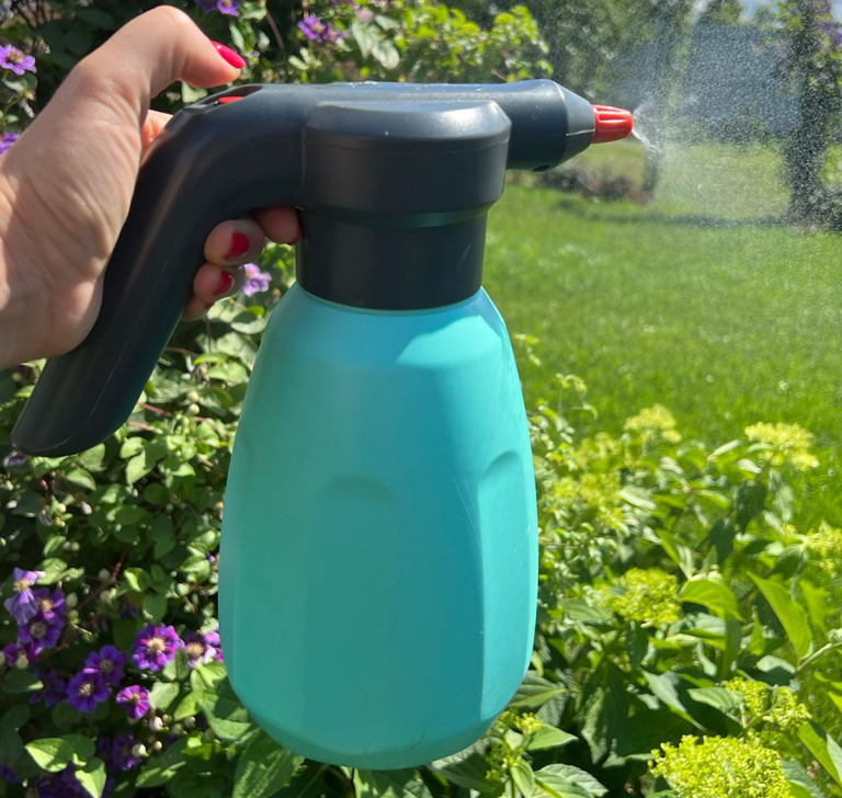 Необходимо использовать качественный пульверизатор, который способен мягко орошать листья разных растений мелкими каплями.  

